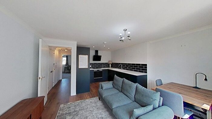 2 Bedroom Flat To Rent In Broughton Road, Edinburgh, EH7