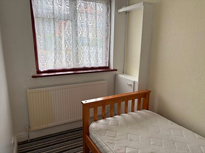 4 Bedroom Semi-Detached House To Rent In Hardinge Close, Uxbridge, UB8