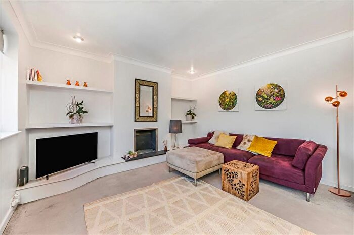 3 Bedroom Flat To Rent In Lonsdale Road, Barnes, SW13