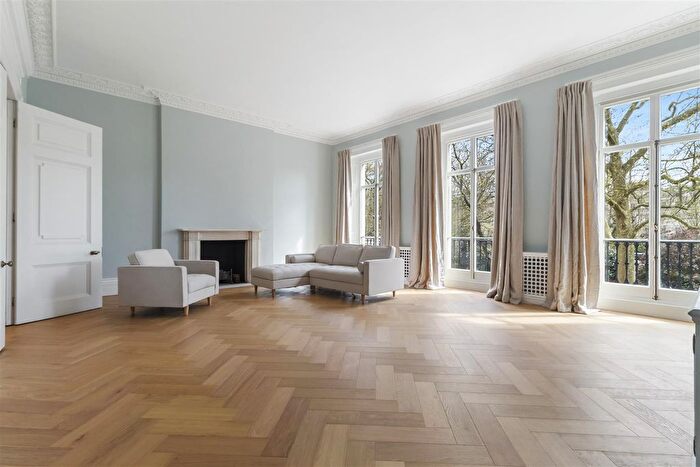 3 Bedroom Flat To Rent In Eaton Square, Belgravia, SW1W
