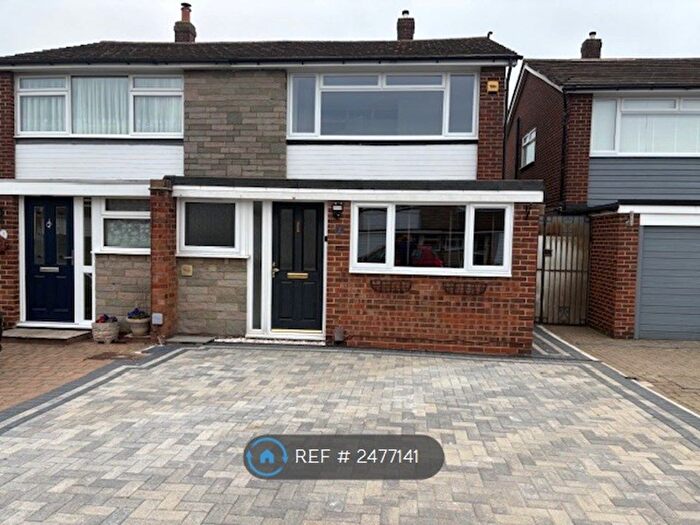 4 Bedroom Semi-Detached House To Rent In Oakdene, Cheshunt, Waltham Cross, EN8