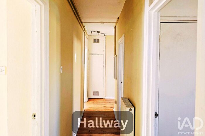 2 Bedroom Flat For Sale In High Trees, London, SW2