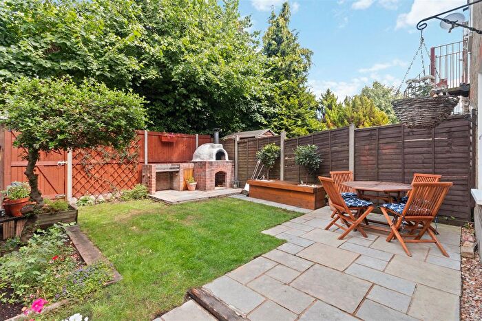 2 Bedroom Maisonette For Sale In Kingston Road, Raynes Park, SW20