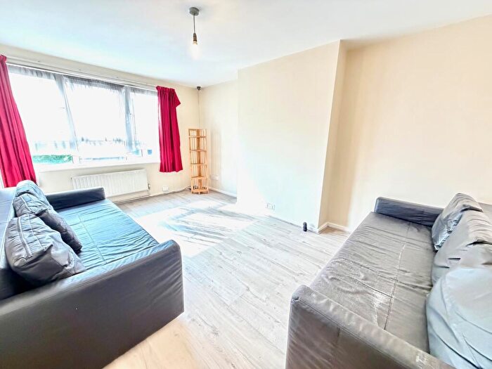 3 Bedroom Maisonette To Rent In Broadhurst House, Bow, E3
