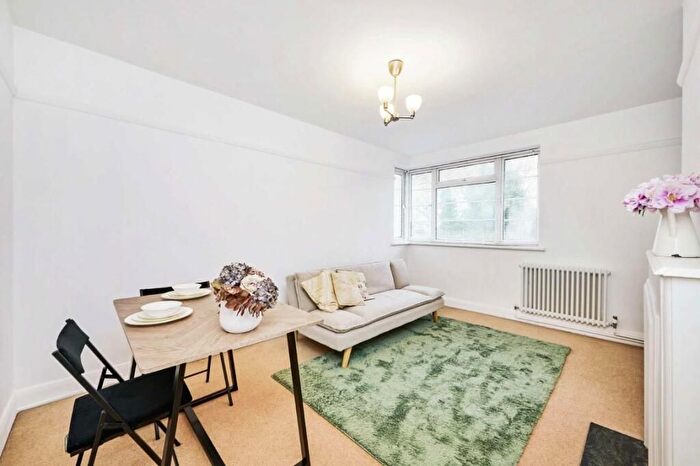 2 Bedroom Flat To Rent In Leigham Court Road, London, SW16