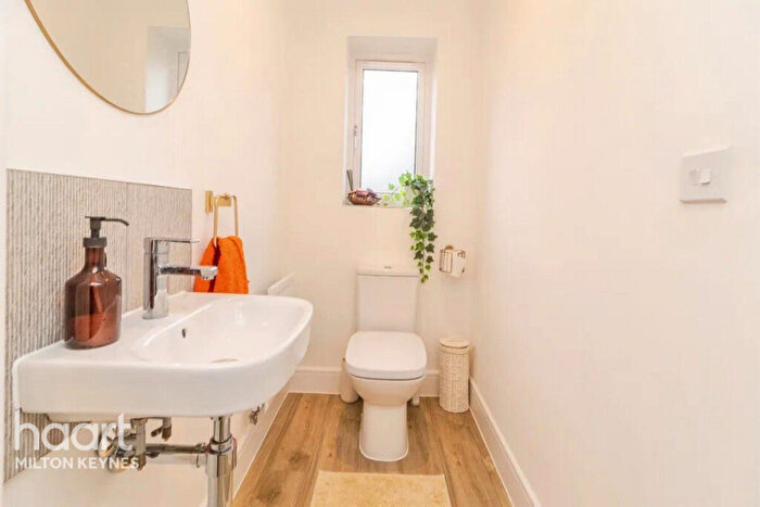 3 Bedroom Semi-Detached House For Sale In Friary Grove, Milton Keynes, MK17