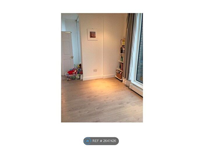 2 Bedroom Flat To Rent In Trade Tower, London, SW11