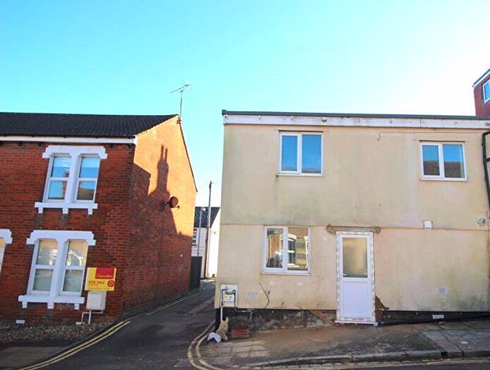 2 Bedroom Terraced House To Rent In Bed House, Crombey Street, Town Centre, SN1