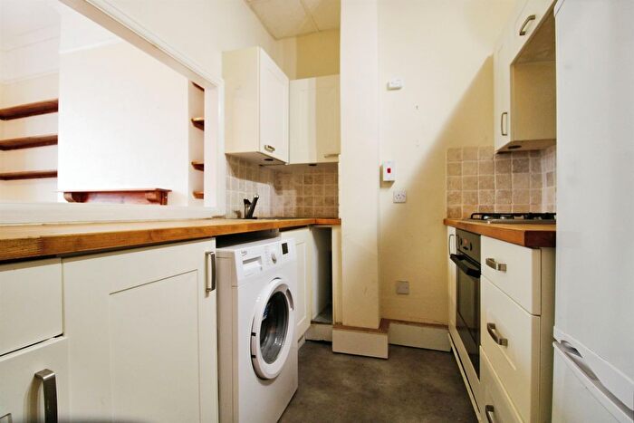 2 Bedroom Flat For Sale In Clive Crescent, Penarth, CF64