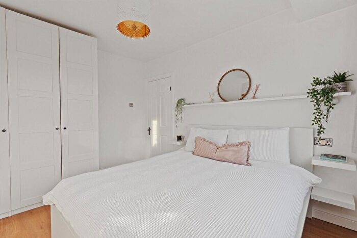 3 Bedroom Semi-Detached House For Sale In Warland Road, London, SE18