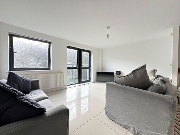 2 Bedroom Flat For Sale In Croydon Road, Caterham, CR3