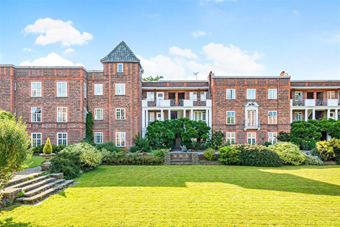 2 Bedroom Apartment For Sale In St. Andrews Square, Surbiton, KT6