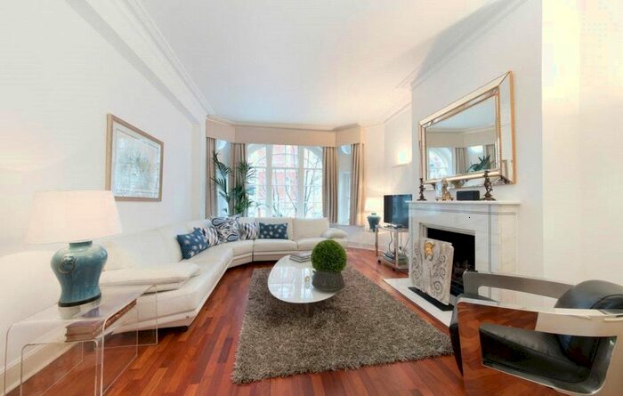 3 Bedroom Flat To Rent In Basil Street, Knightsbridge, London, SW3