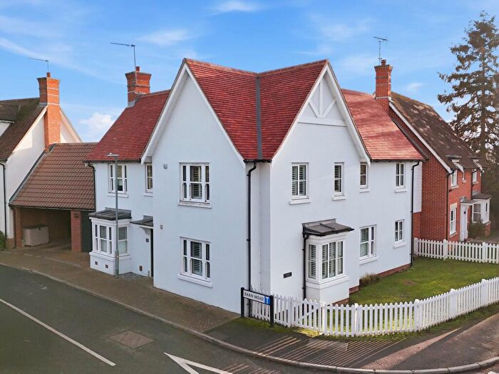 4 Bedroom Link Detached House For Sale In Barn Mead, Galleywood, CM2