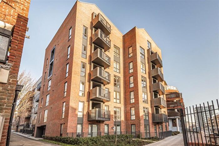 2 Bedroom Apartment To Rent In Rope Court, E14