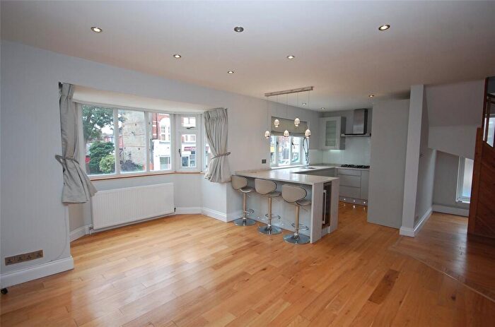 3 Bedroom Apartment To Rent In St. Pauls Way, Finchley, London, N3