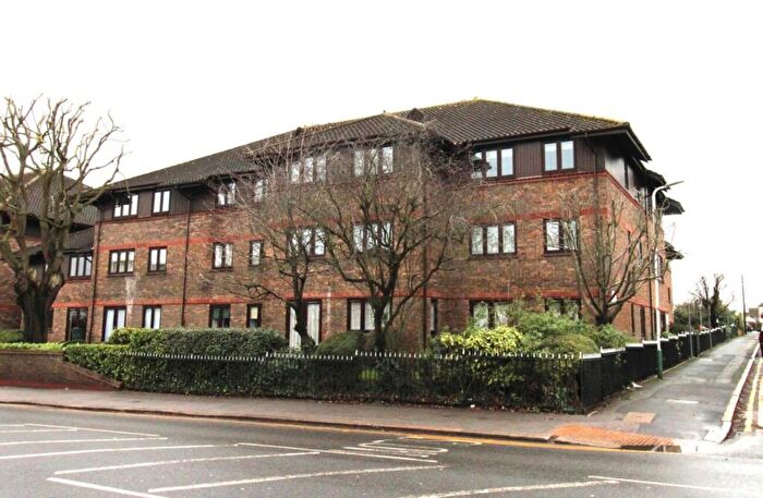 1 Bedroom Flat For Sale In Huskards, Upminster, Essex, RM14