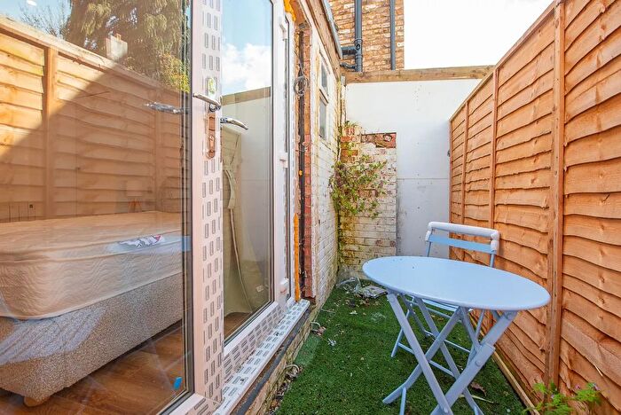 1 Bedroom Flat To Rent In Park Road, Kingston Upon Thames, KT2