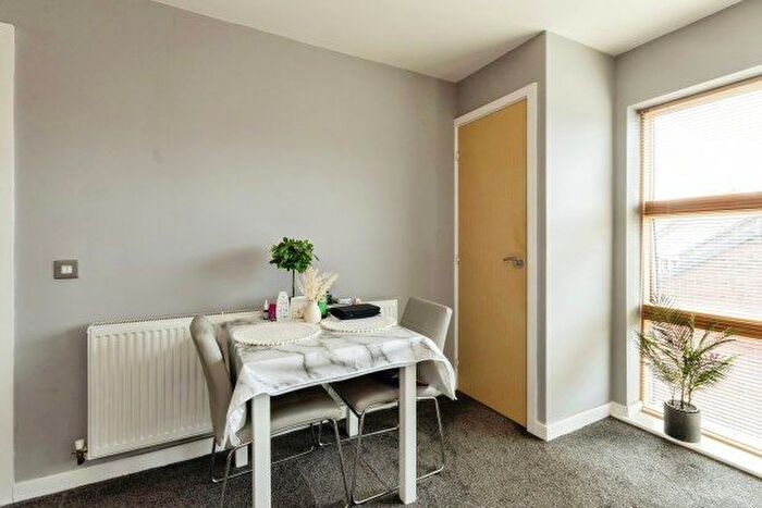 2 Bedroom Flat To Rent In Binding Close, Nottingham, NG5