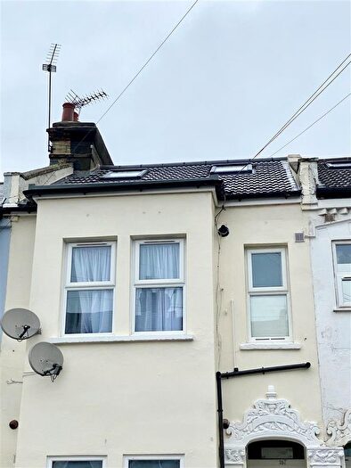 3 Bedroom Flat To Rent In Chapter Road, London, NW2