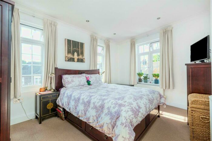 2 Bedroom Flat To Rent In Penrhyn Crescent, East Sheen, SW14