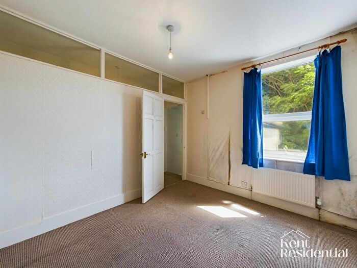 2 Bedroom Detached House For Sale In Gordon Road, Rochester, ME2