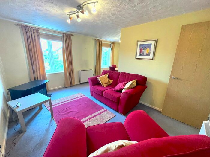 2 Bedroom Flat To Rent In Gardeners Court, Leeds, LS10