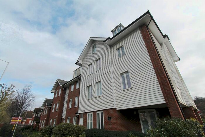 2 Bedroom Flat To Rent In Well Hall Road, London, SE9