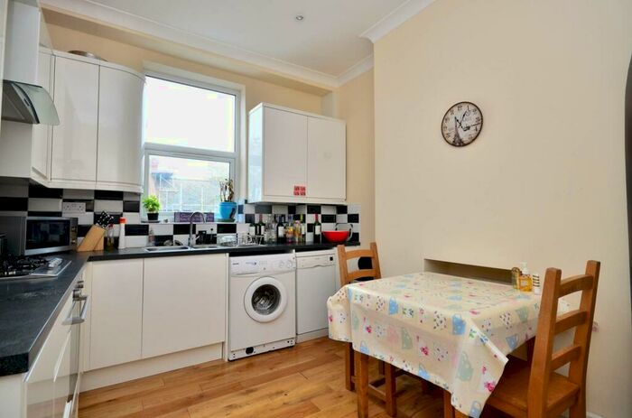 2 Bedroom Flat To Rent In Chivalry Road, Between The Commons, London, SW11