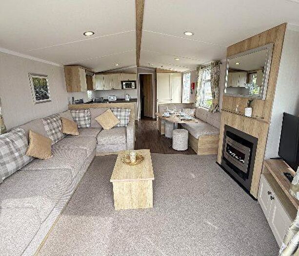 2 Bedroom Park Home For Sale In Meadow Lakes Holiday Park, PL26