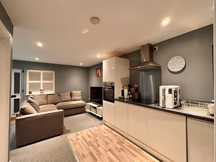 1 Bedroom Flat To Rent In Brewery Lane, Byfleet, KT14