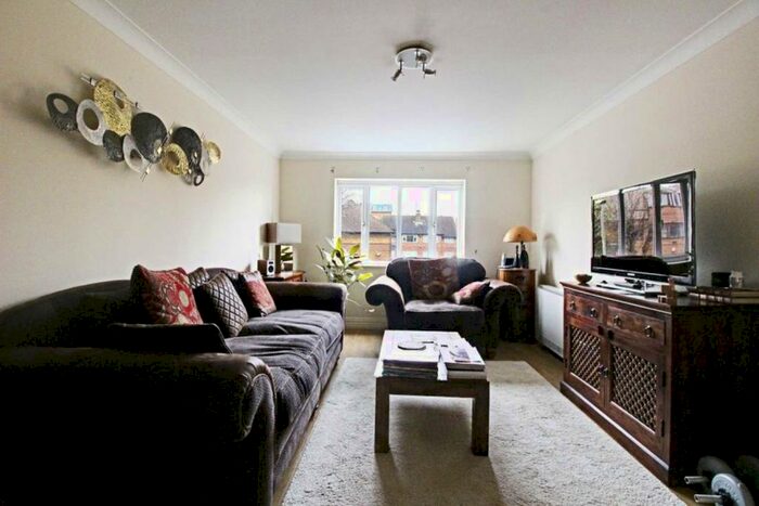 2 Bedroom Flat To Rent In Friern Park, London, N12