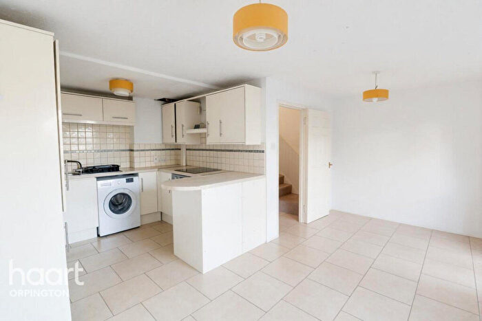 3 Bedroom Maisonette For Sale In Lamberhurst Close, Orpington, BR5