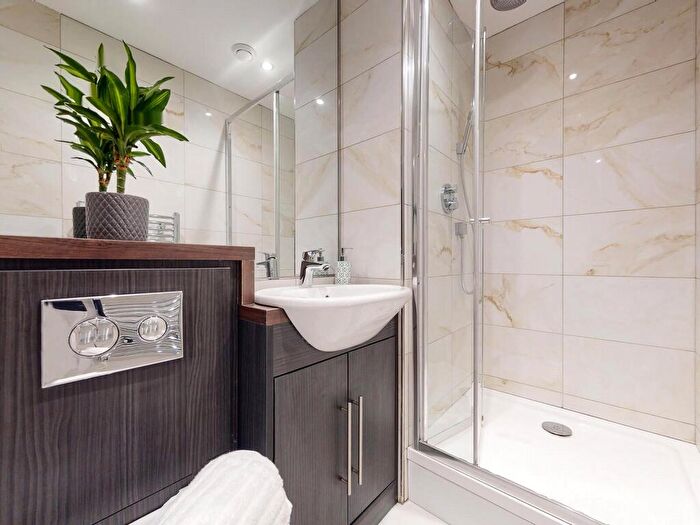 Apartment To Rent In Apt, Live Oasis Wade Lane #, LS2