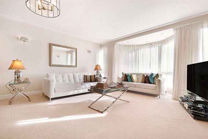 3 Bedroom Flat To Rent In Balmoral Court, Queen's Terrace, London, NW8