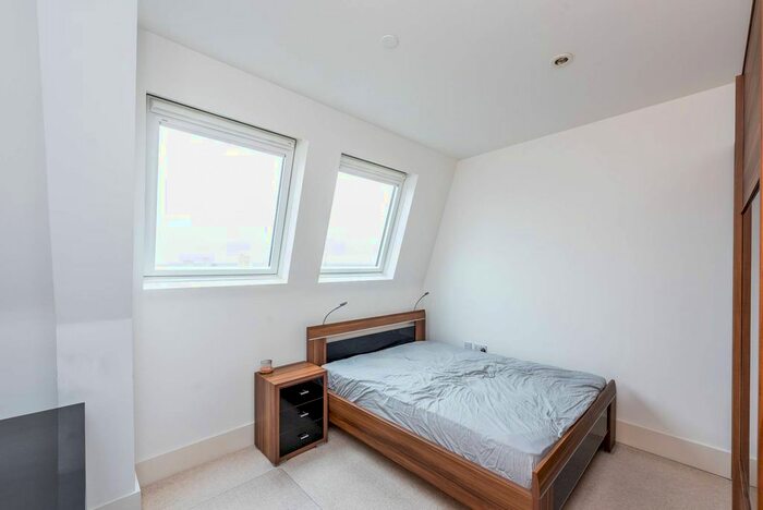 2 Bedroom Flat To Rent In Cornell Square, Nine Elms, London, SW8