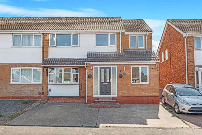 4 Bedroom Semi-Detached House For Sale In St. Johns Road, Kettering, NN15