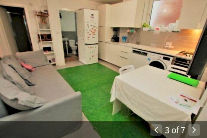 2 Bedroom Flat To Rent In Tomlins Orchard, Barking, IG11