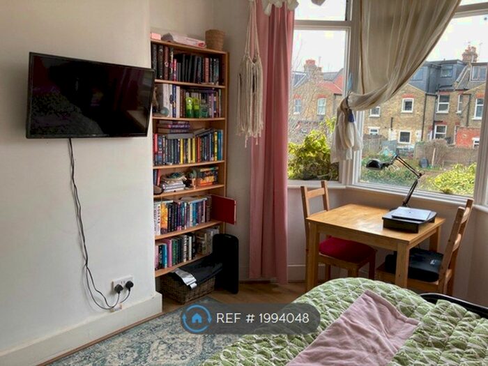 Studio To Rent In Turnpike Lane, London, N22