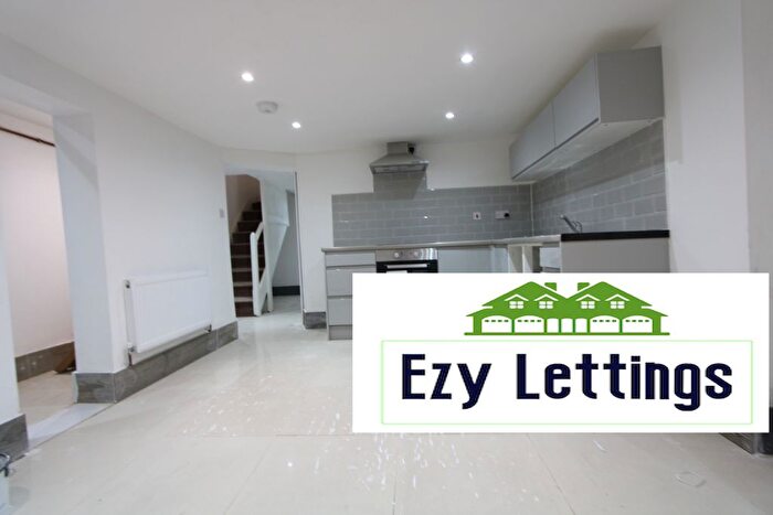 2 Bedroom Flat To Rent In Greyhound Lane, London, SW16