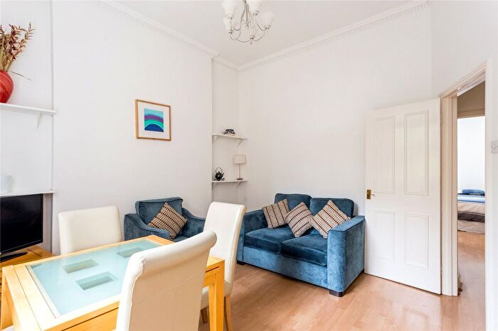 2 Bedroom Flat To Rent In Cambridge Gardens, London, W10