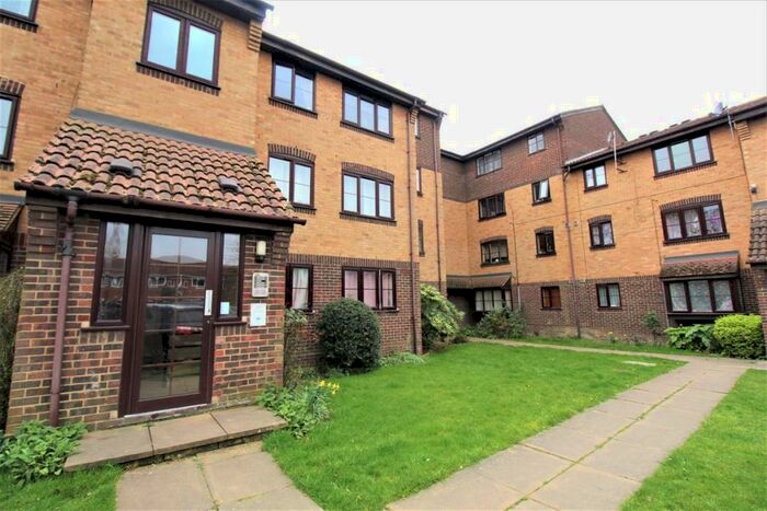Apartment To Rent In Conway Gardens, Grays, RM17