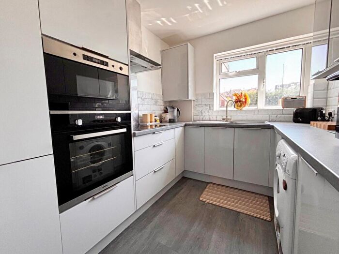 2 Bedroom Flat For Sale In Purbeck Court, De Moulham Road, Swanage, Dorset, BH19 - Photo 6