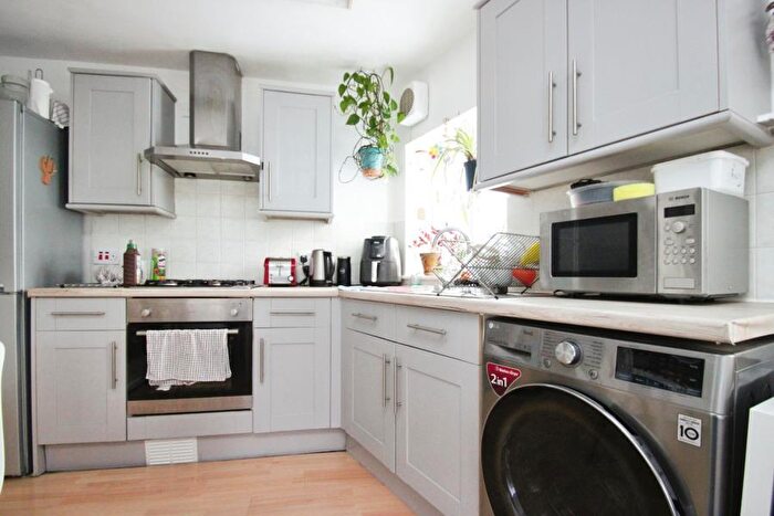 2 Bedroom Flat To Rent In Ashton Road - Bedminster, BS3
