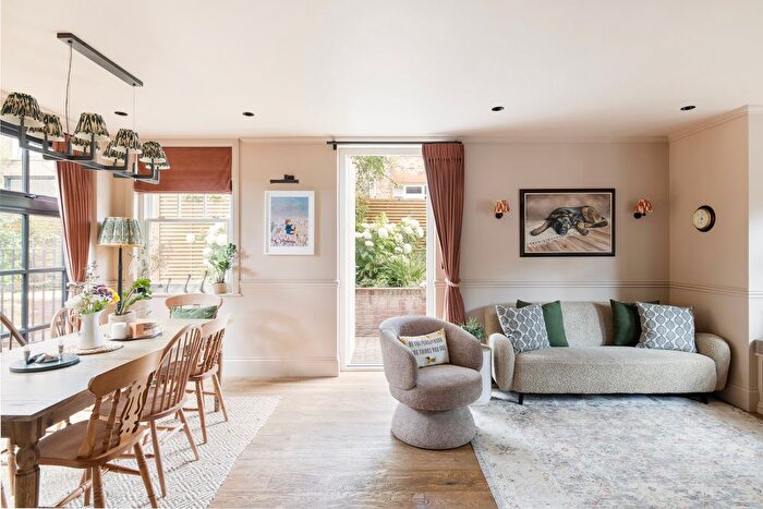 4 Bedroom Detached House For Sale In Dundonald Road, London, NW10