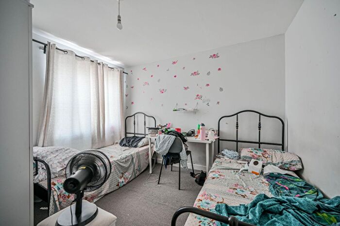 4 Bedroom Flat For Sale In Howard Road, Newington Green, Newington Green, London, N16