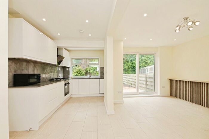 3 Bedroom Semi Detached House For Sale In Newland Park Drive, York, YO10