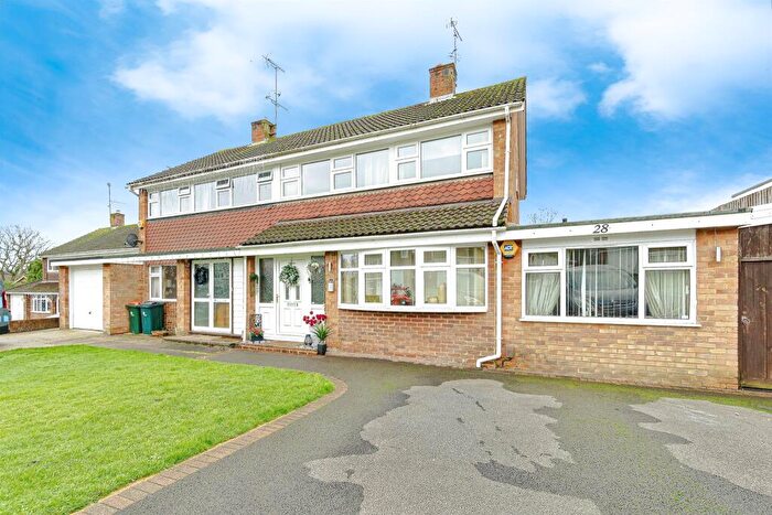 4 Bedroom Semi Detached House For Sale In Kingscote Hill, Crawley, RH11