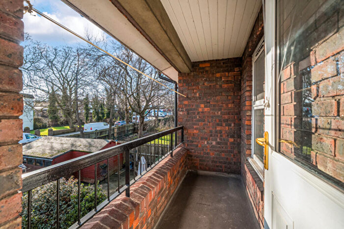 2 Bedroom Flat To Rent In Hope Close, London, SE12