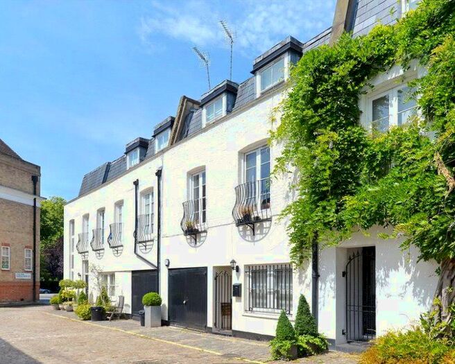 3 Bedroom Mews House To Rent In Hyde Park Gardens Mews, London, W2